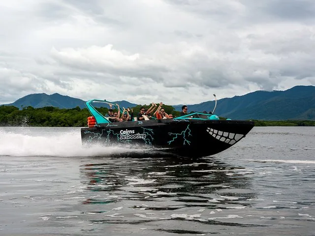 Passagiere, die aus einem schnellen Jetboot im Trinity Inlet winken